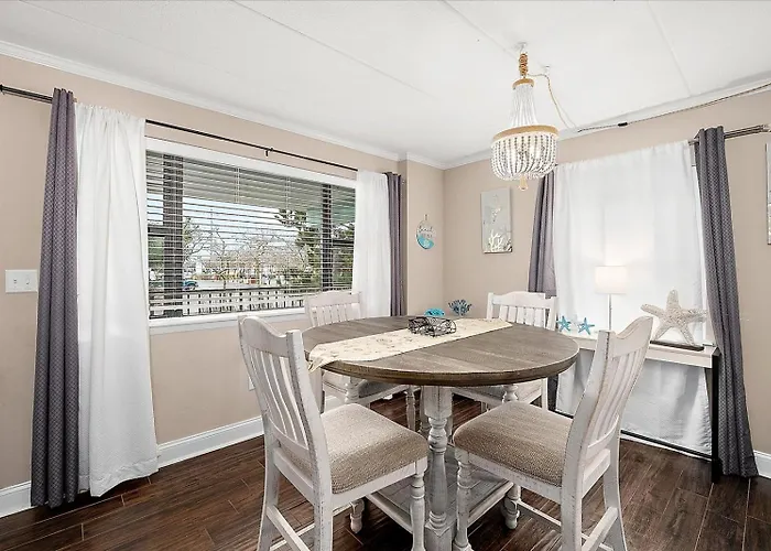 Gorgeous, Newly Renovated 2-bedroom At Sea Lodge! Holiday home
