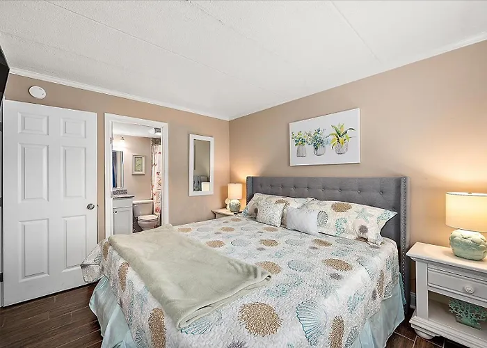 Holiday home Gorgeous, Newly Renovated 2-bedroom At Sea Lodge!